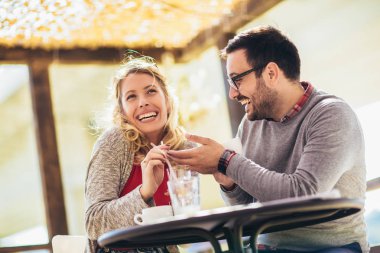 Güzel sevgi dolu çift Cafe kahve zevk içinde oturan ve