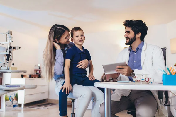 Porträt eines Optikers mit lächelnden Kunden im Geschäft. — Stockfoto