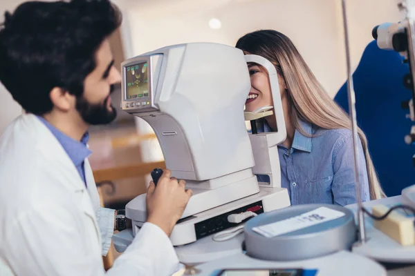 Controle van de patiënt gezichtsvermogen en visie correctie van een optometrist — Stockfoto