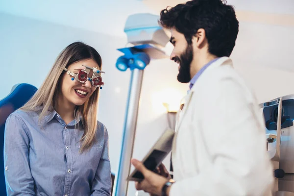 Controle van de patiënt gezichtsvermogen en visie correctie van een optometrist — Stockfoto