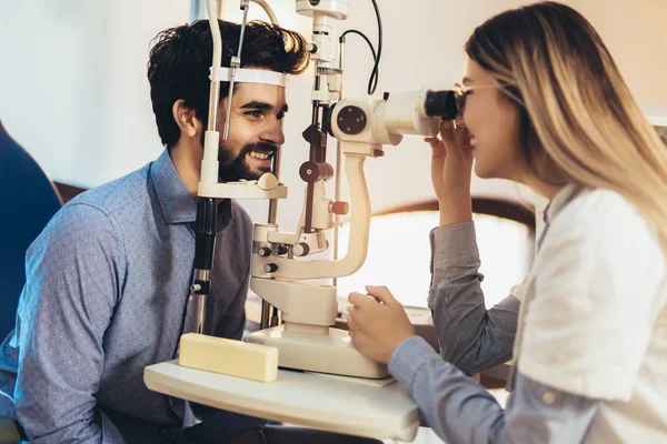 Controle van de patiënt gezichtsvermogen en visie correctie van een optometrist — Stockfoto