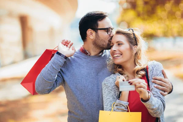 Portrait of happy couple with shopping bags after shopping in ci — Stock Photo, Image