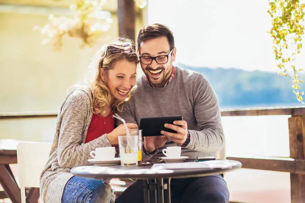 Φλερτ ζευγάρι στο café χρησιμοποιώντας ψηφιακή δισκίο — Φωτογραφία Αρχείου