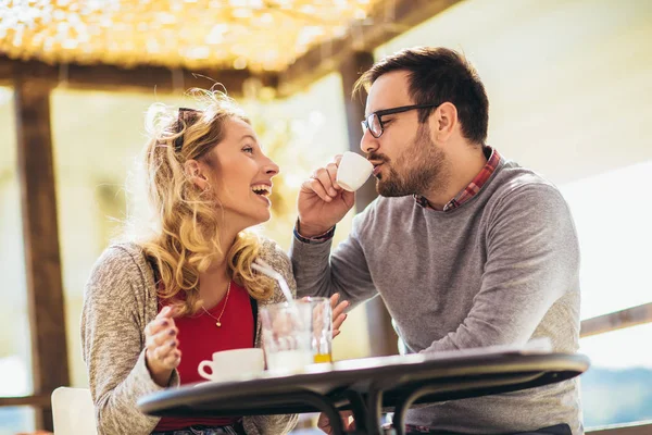 커피에서 즐기는 카페에 앉아 아름 다운 사랑 하는 부부와 — 스톡 사진