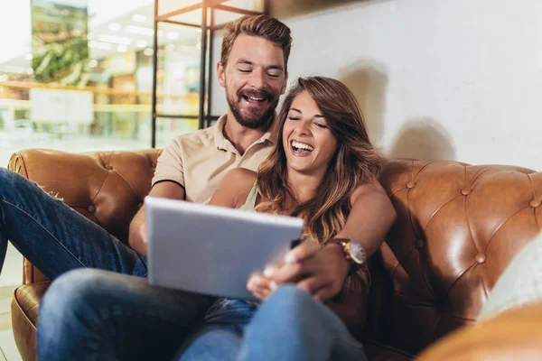 Flirty para w kawiarni przy użyciu cyfrowego tabletu — Zdjęcie stockowe