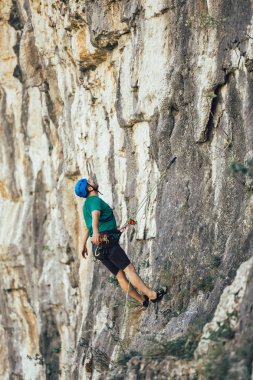 İpli bir adam Ro 'da kaya tırmanışı sporuyla meşgul.