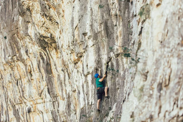 Homem com uma corda envolvida nos esportes de escalada no ro — Fotografia de Stock