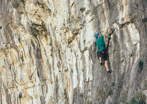 Homem com uma corda envolvida nos esportes de escalada no ro — Fotografia de Stock