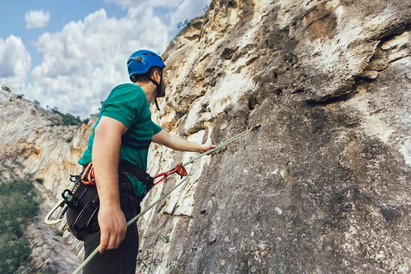 Homem com uma corda envolvida nos esportes de escalada no ro — Fotografia de Stock