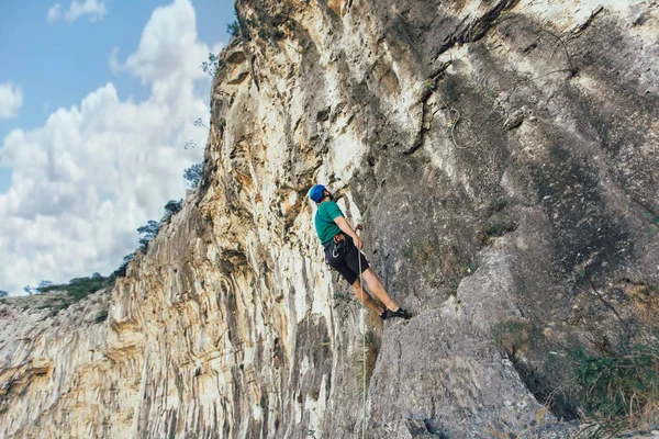 Homem com uma corda envolvida nos esportes de escalada no ro — Fotografia de Stock