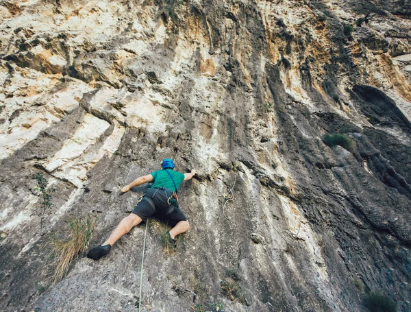 Homem com uma corda envolvida nos esportes de escalada no ro — Fotografia de Stock