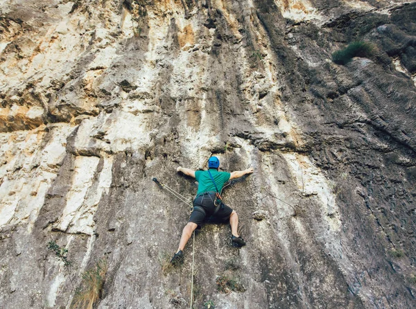 Homem com uma corda envolvida nos esportes de escalada no ro — Fotografia de Stock