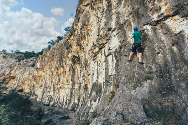 Homem com uma corda envolvida nos esportes de escalada no ro — Fotografia de Stock