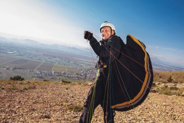 Yerdeki kıdemli paraglider uçmaya hazırlanıyor..