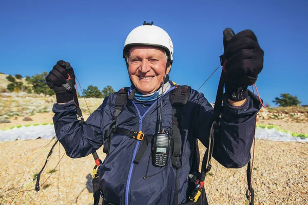 Parapente sênior nos pré-pares de terra para voar . — Fotografia de Stock