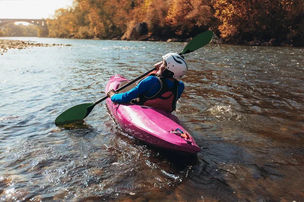 Hombre mayor activo remando en kayak. Hombre de pelo gris disfrutar de río kaya — Foto de Stock