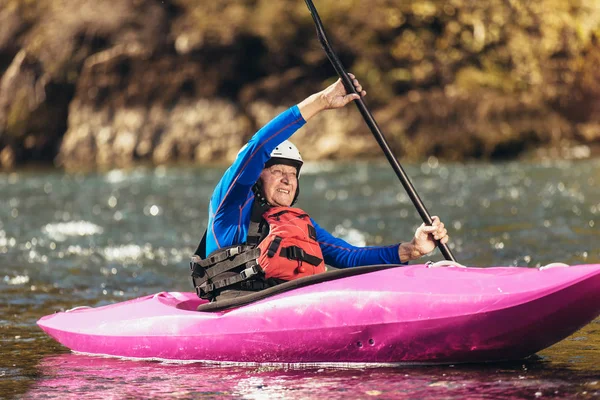 Hombre mayor activo remando en kayak. Hombre de pelo gris disfrutar de río kaya — Foto de Stock