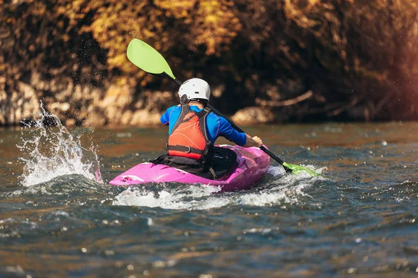 Balsas de hombre en un kayak en el río en un día soleado . — Foto de Stock