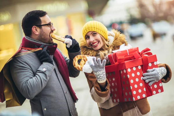 Jong stel gekleed in winter kleding houden geschenkdozen elkaar overtreffen — Stockfoto