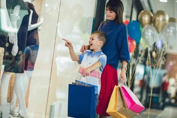 Moeder en zoon hebben plezier in het winkelcentrum samen. — Stockfoto