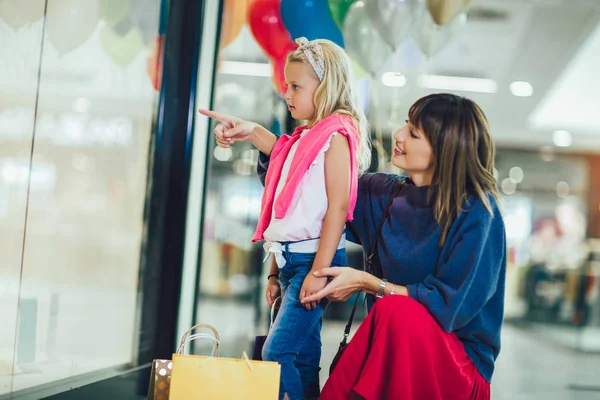 Anne ve kızı alışveriş merkezinde eğleniyorlar.. — Stok fotoğraf
