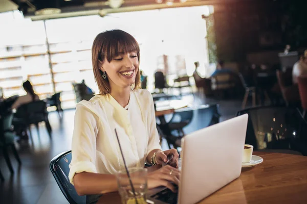 Porträtt av en ung vacker affärskvinna njuter av kaffe under — Stockfoto