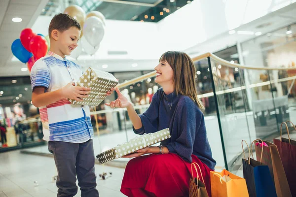 Moeder en zoon hebben plezier in het winkelcentrum samen. — Stockfoto