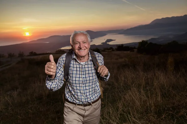 Feliz hombre viejo acaba de llegar a la cima de hill.Handsome hombre mayor h — Foto de Stock