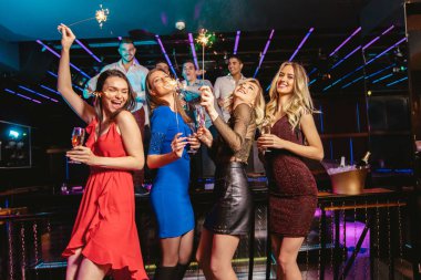 Mutlu gençler gece kulübünde eğleniyor.. 