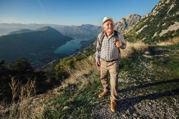 Velho feliz só atinge o topo do hill.Handsome homem sênior h — Fotografia de Stock