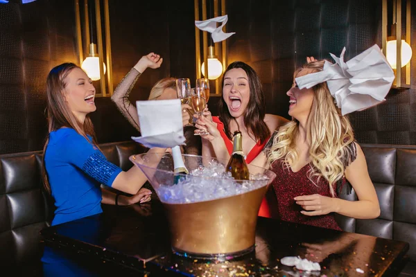 Ευτυχισμένες γυναίκες που χτυπούν τα ποτήρια της σαμπάνιας και γιορτάζουν τη νύχτα — Φωτογραφία Αρχείου