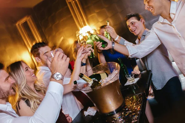 Jóvenes felices divirtiéndose en discoteca. — Foto de Stock