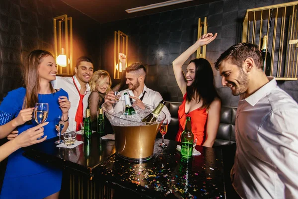 Szczęśliwi młodzi ludzie bawiący się w nocnym klubie. — Zdjęcie stockowe