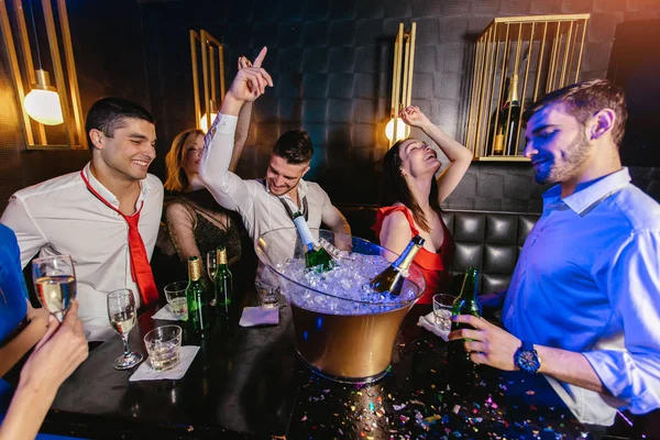 Jóvenes felices divirtiéndose en discoteca. — Foto de Stock