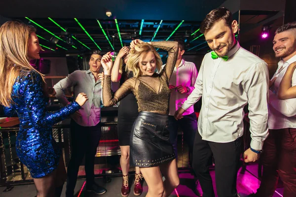 Gelukkige jongeren hebben plezier in de nachtclub. — Stockfoto