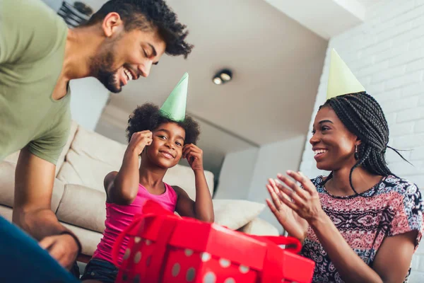 Família negra feliz em casa. Afro-americano pai, mãe e — Fotografia de Stock