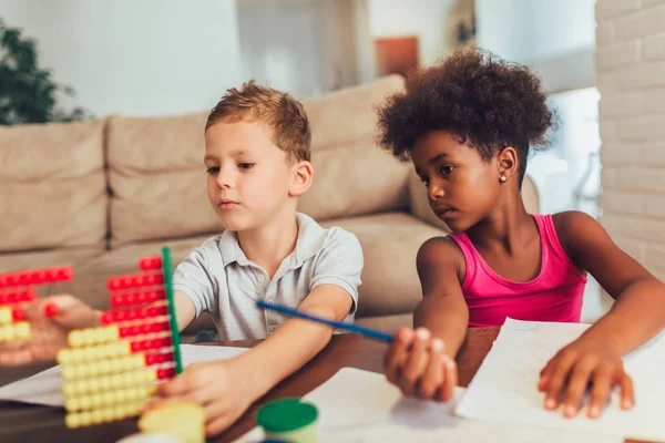 Multiraciální děti používající abakus doma. — Stock fotografie