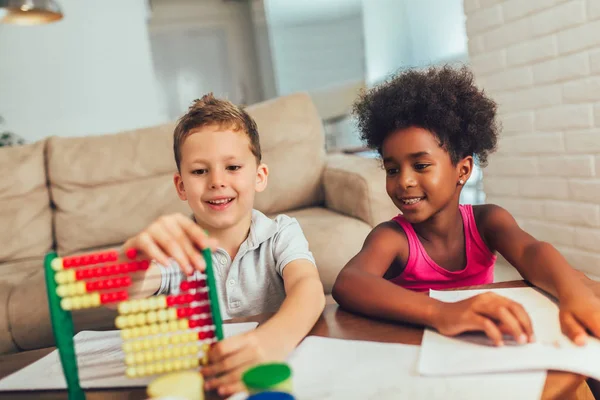 Copii multirasiali care folosesc abacus acasă . — Fotografie, imagine de stoc