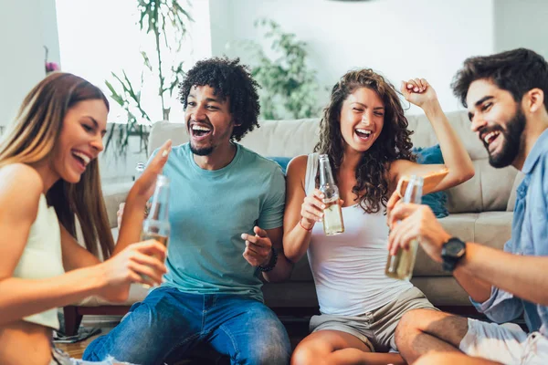 Gruppe junger multiethnischer Freunde beim Pizza essen zu Hause und hav — Stockfoto