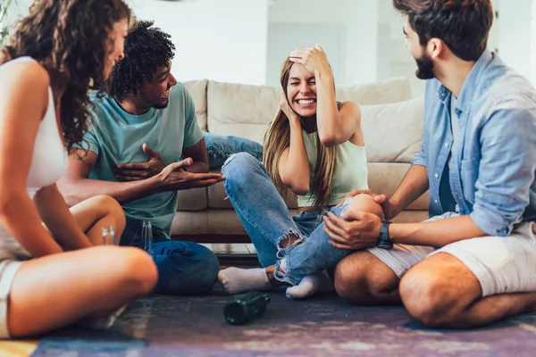 Multi-etnische groep spelen "waarheid of durven" spel en plezier hebben — Stockfoto