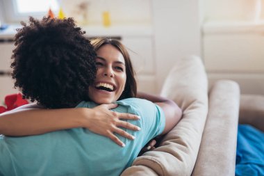 sarılmakla hediye kutusu evde mutlu çift