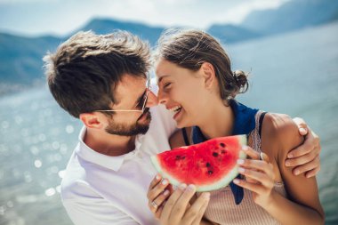 Mutlu çift karpuz yaz tatil zevk portresi