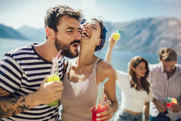Venner på stranden drikker cocktailer morer seg under sommerens vac. – stockfoto