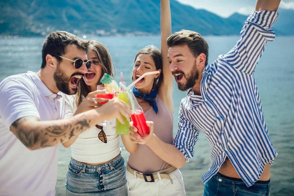 Amigos na praia bebendo coquetéis se divertindo no verão vac — Fotografia de Stock