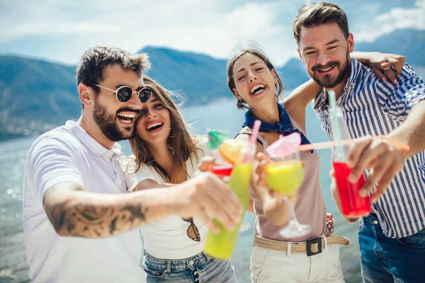 Vrienden op het strand drinken cocktails met plezier op zomer VAC — Stockfoto