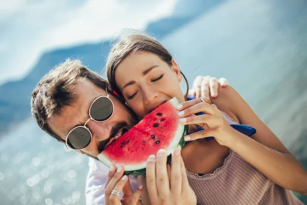 Portret van gelukkige paar watermeloen genieten op zomervakantie — Stockfoto