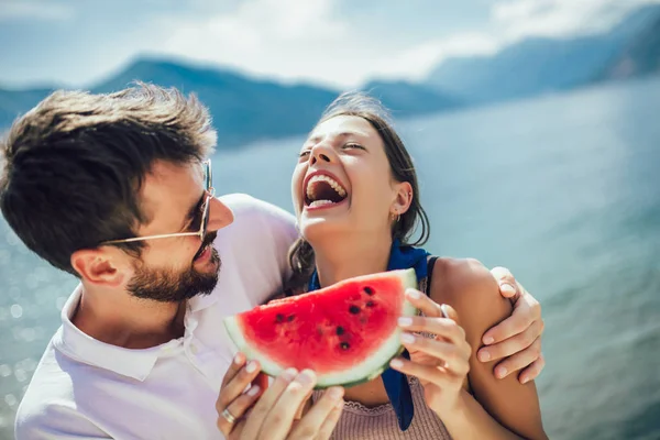 Portré a boldog pár élvezi görögdinnye, Nyári nyaralás — Stock Fotó