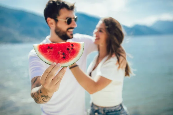 Portret van gelukkige paar watermeloen genieten op zomervakantie — Stockfoto