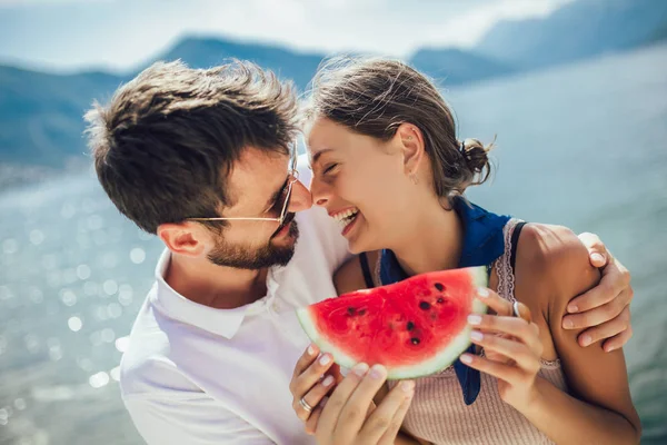 Portret van gelukkige paar watermeloen genieten op zomervakantie — Stockfoto