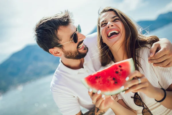 Portret van gelukkige paar watermeloen genieten op zomervakantie — Stockfoto